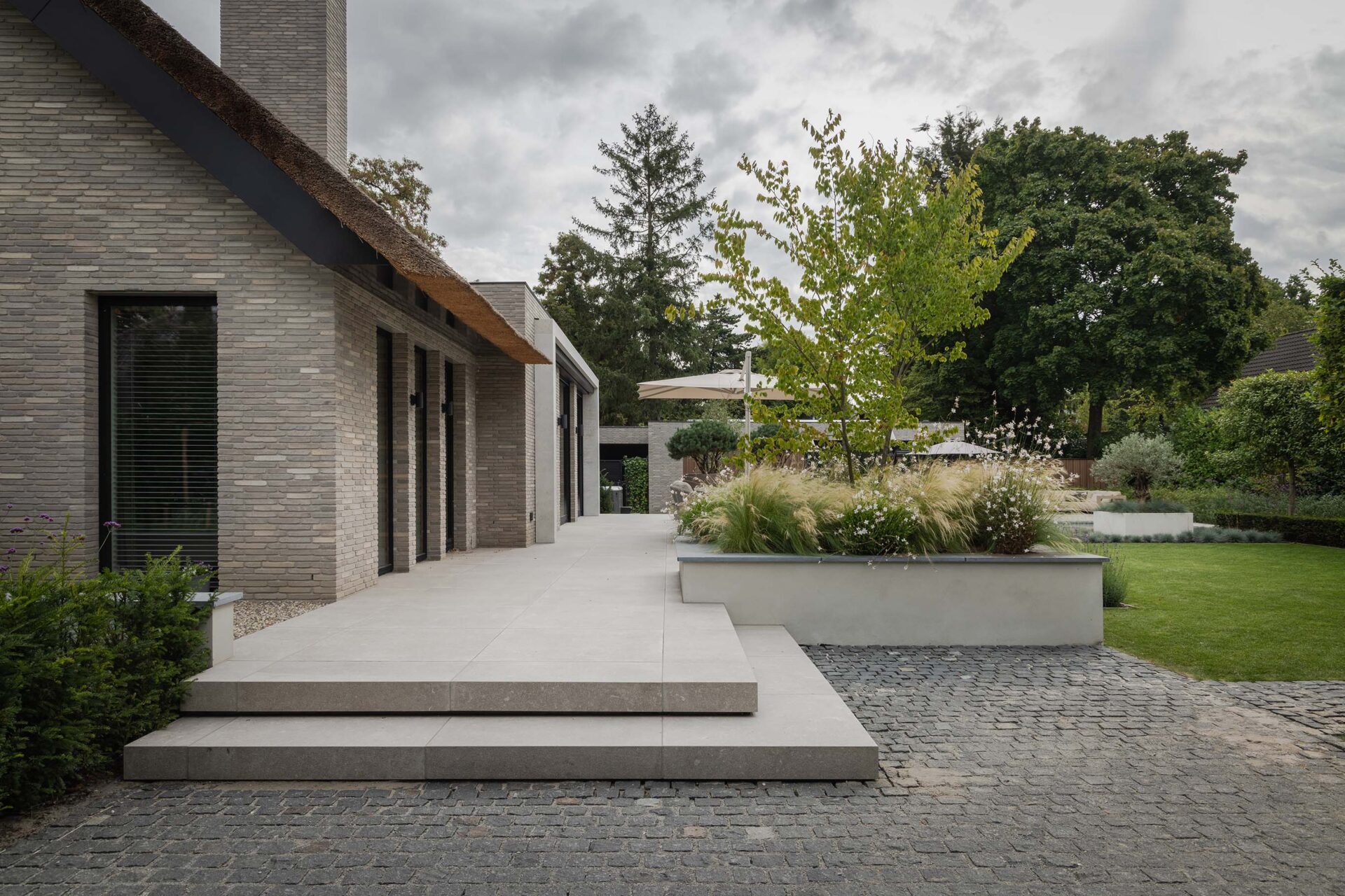 Villa Rosmalen met zicht op trap aan de zijkant. 