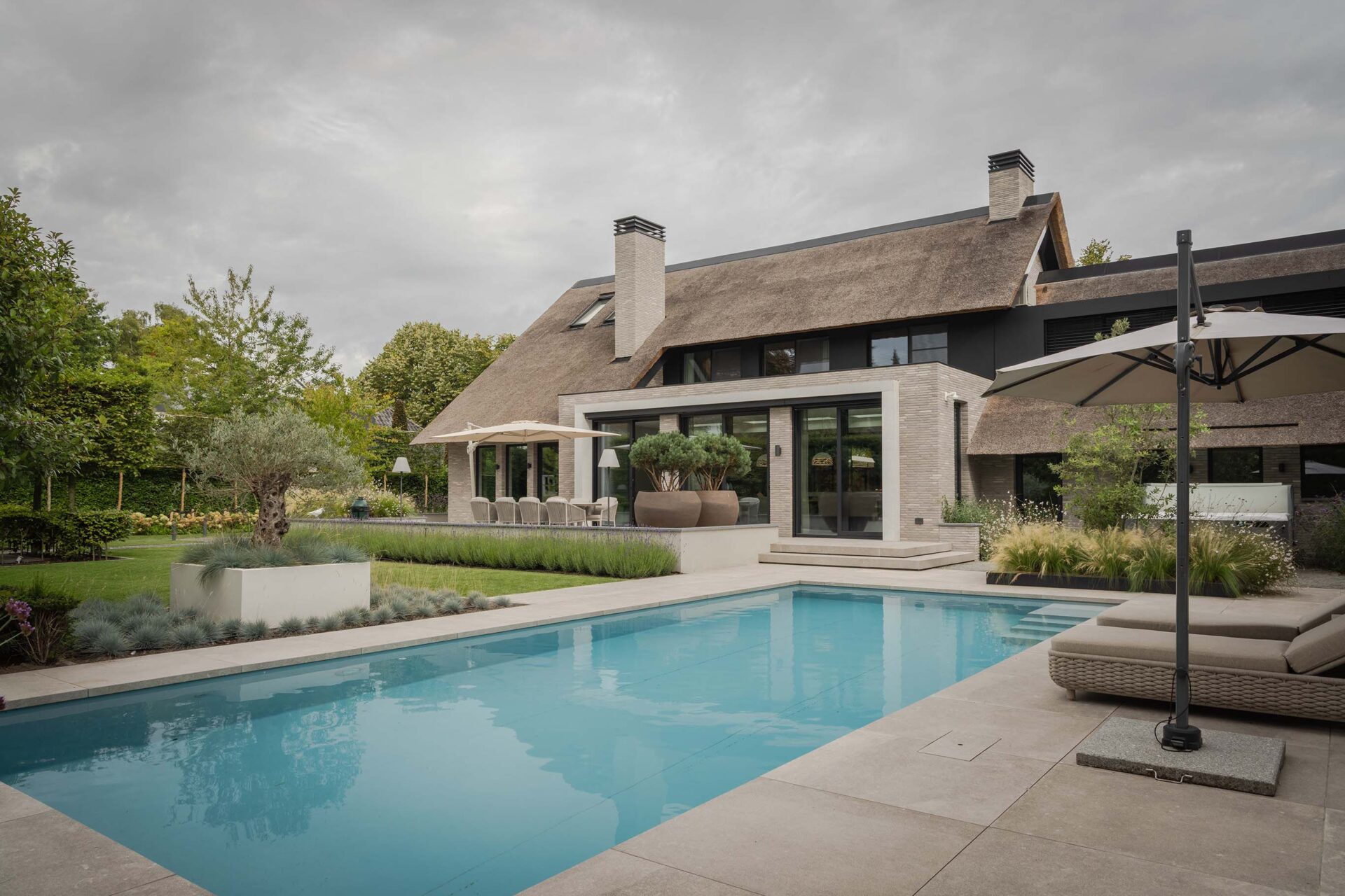 Villa Rosmalen met zicht op het zwembad en de lounge stoelen. 
