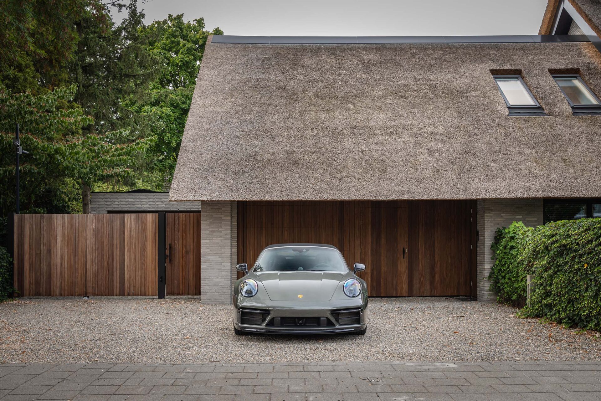 Villatuin Rosmalen met zicht op de carport. 