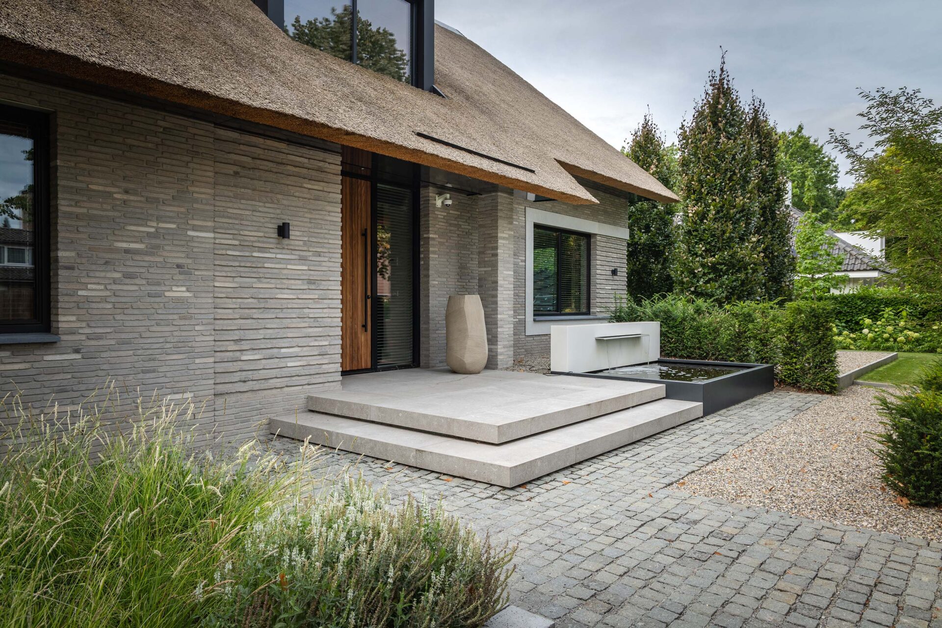 Villa Rosmalen met grote vierkante trapelementen aan de voorzijde. 