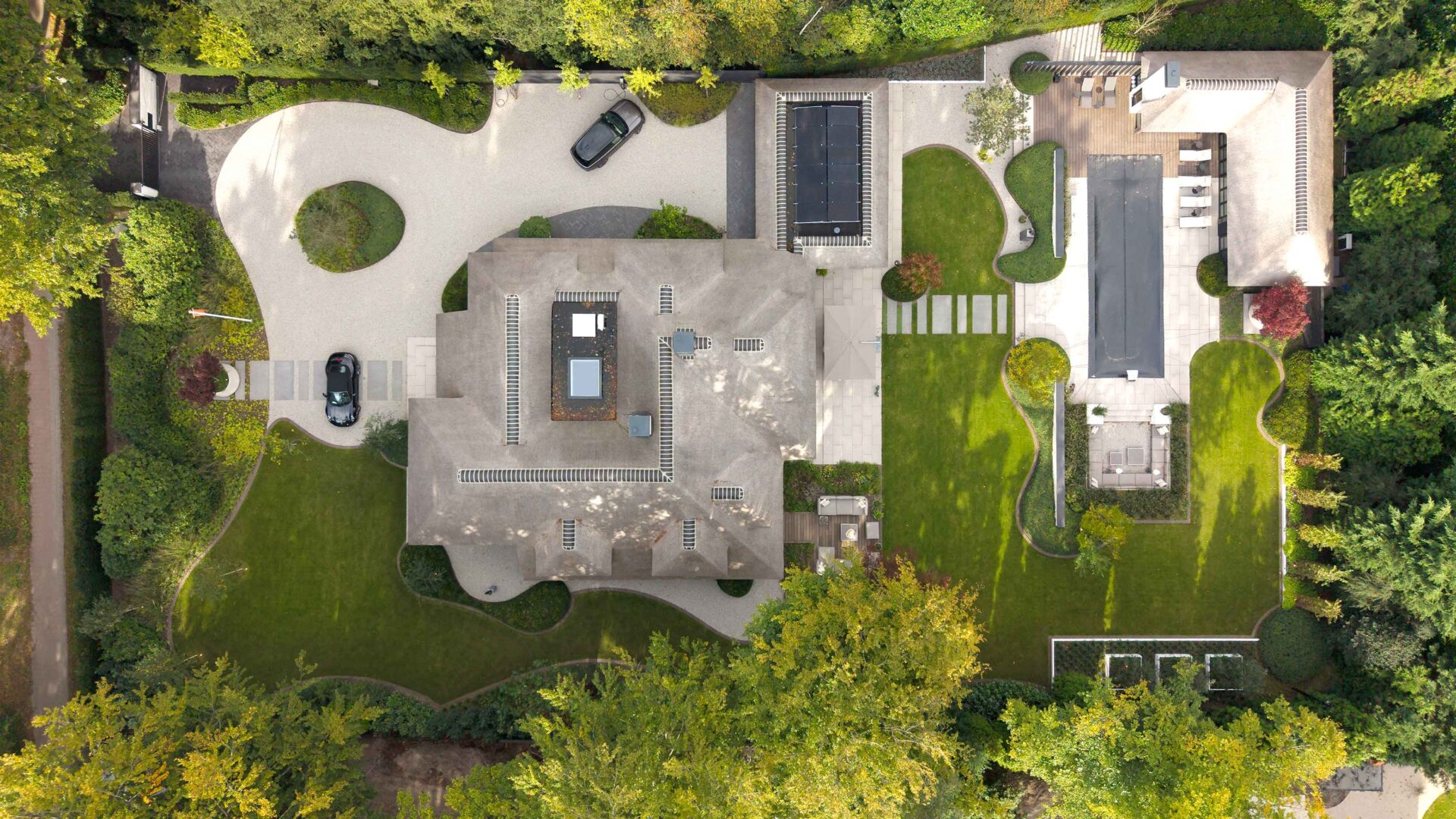 Zicht op tuinontwerp villa Blaricum van bovenaf. 