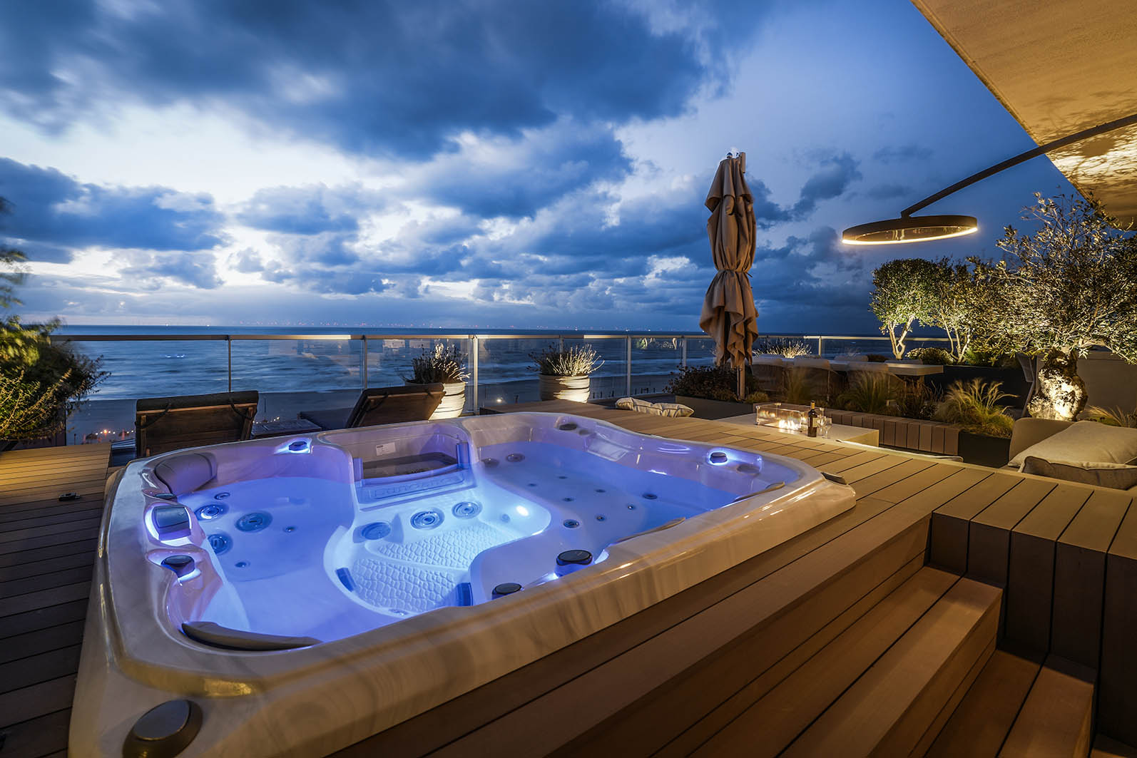 Daktuin Kijkduin bij schemering en zicht op de jacuzzi met verlichting. 