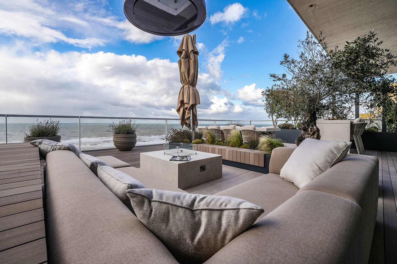 Daktuin Kijkduin met zicht over de loungehoek in beige met zicht over zee. 