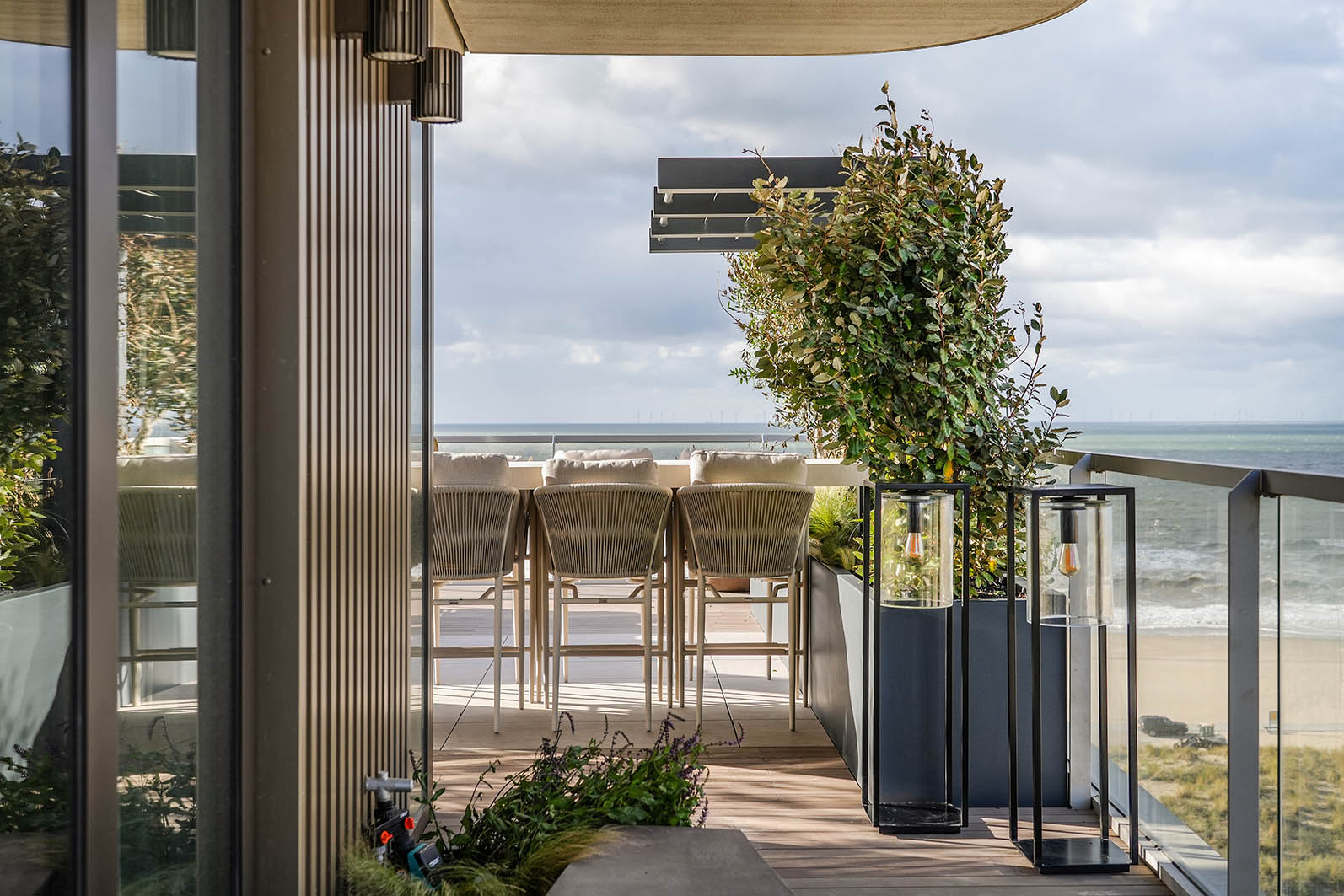 Daktuin Kijkdauin met zicht van zijkant dakterras met plantenbakken. 