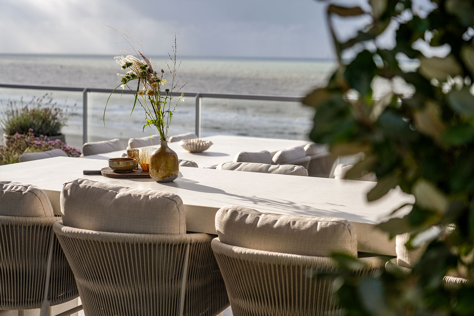 Daktuin Kijkduin met zich tover de eettafel richting de zee. 