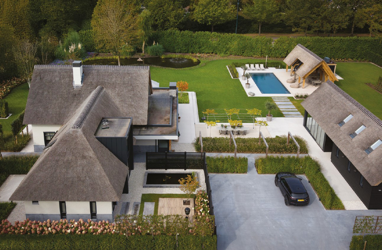 Tuinontwerp Kaatsheuvel gezien vanuit vogelvlucht met links het grote voonhuis, rechts bijgebouwen en rechtsboven de nieuwe poolhouse en het zwembad. 