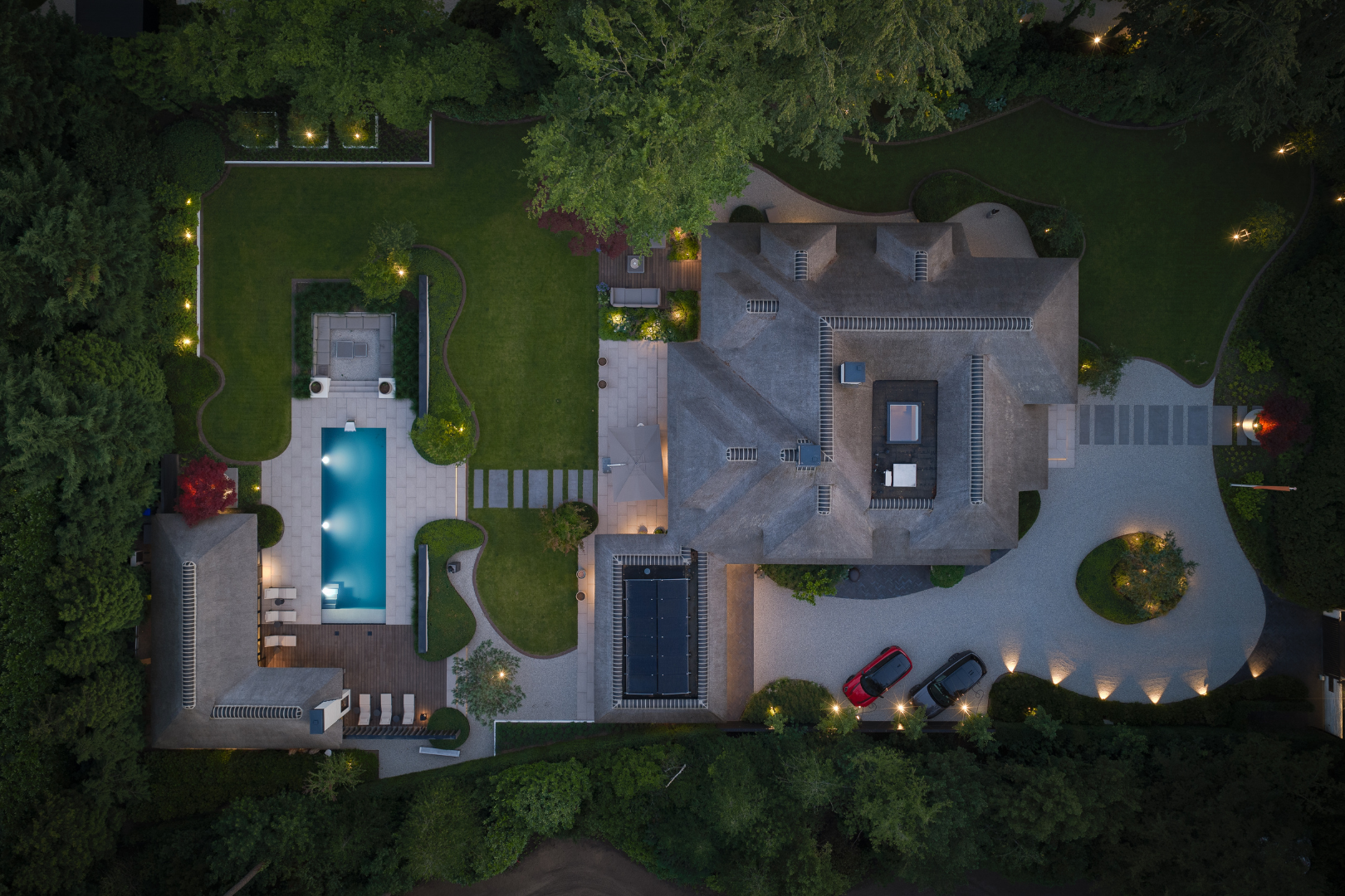 Zicht op tuinontwerp villa Blaricum van bovenaf. 